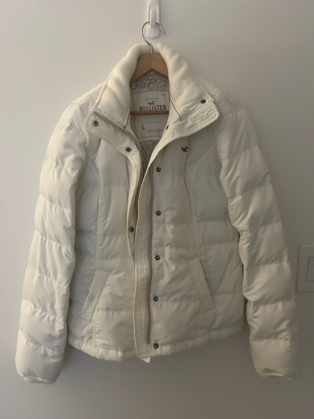Hollister Women's Cream-White Quilted Puffer Jacket Y2K